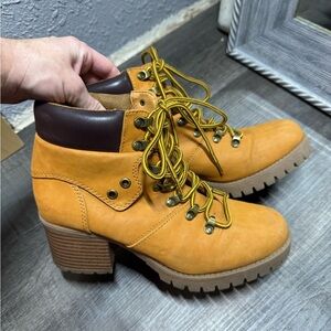 Lace up heeled‎ boots